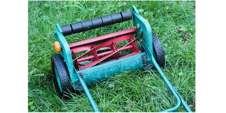 how-to-use-a-reel-mower-in-6-easy-steps-lawn-garden-tips